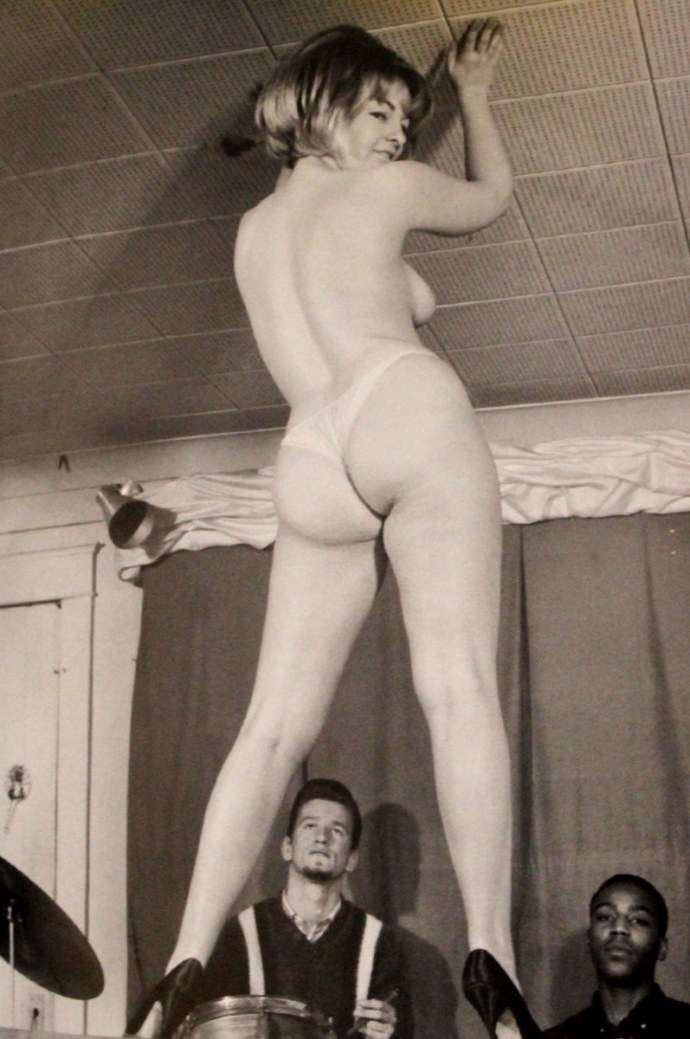 Девушки ню в стиле ретро