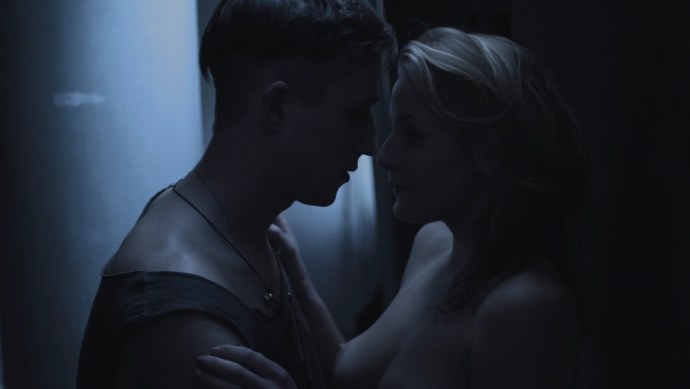 Аоми Муйок в фильме любовь 2015