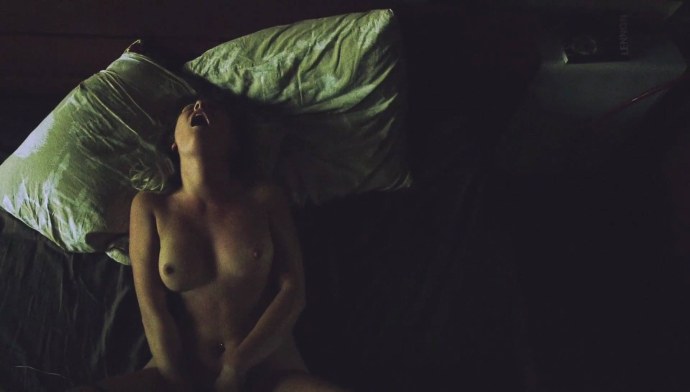 Яна Гурьянова обнажила