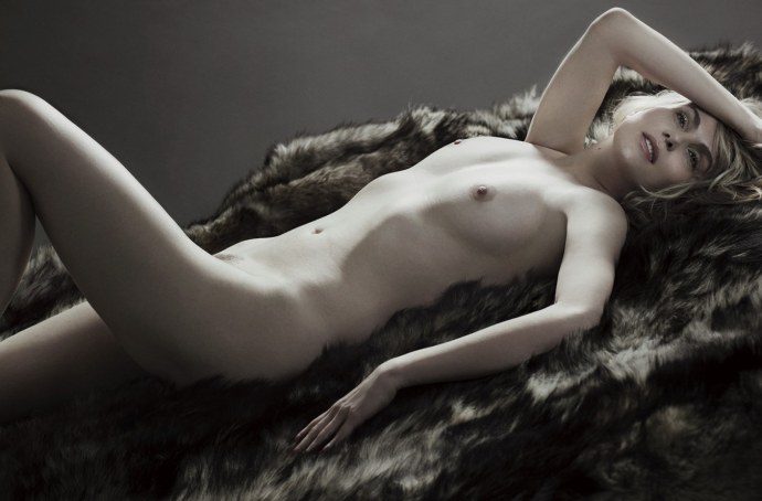 Голая модель Emmanuelle фото