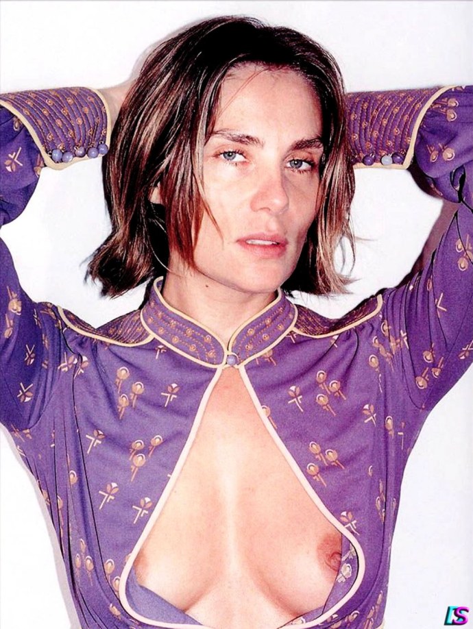 Эммануэль Сенье сиськи