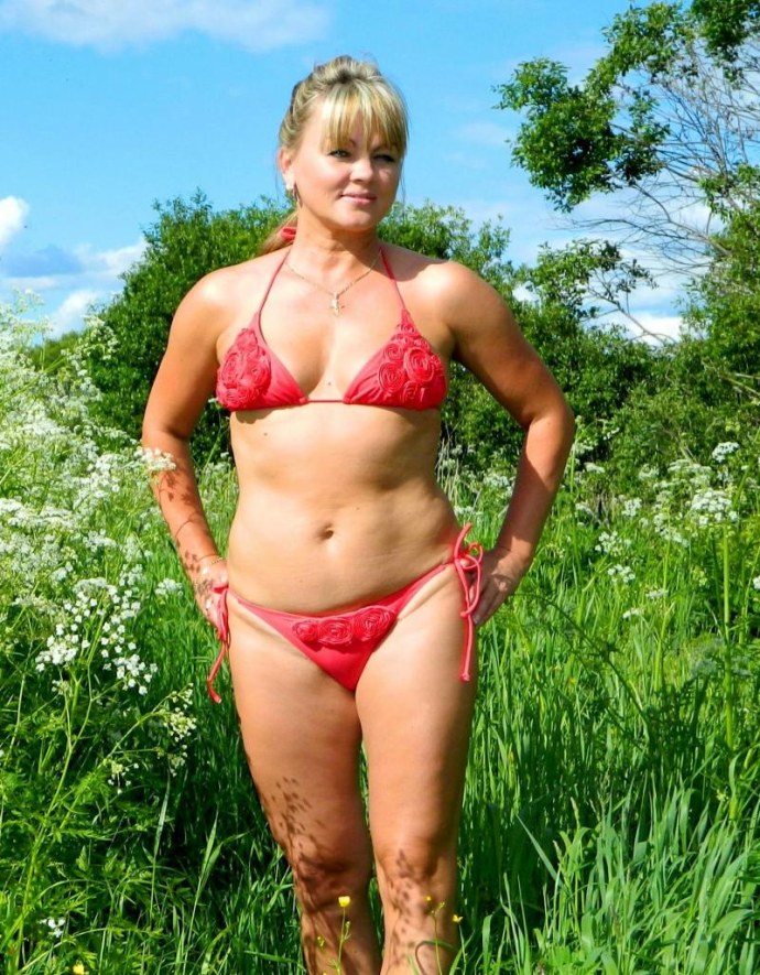 Зрелая в купальнике на даче