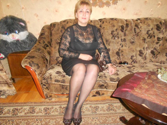 Пожилая в чулках домашнее