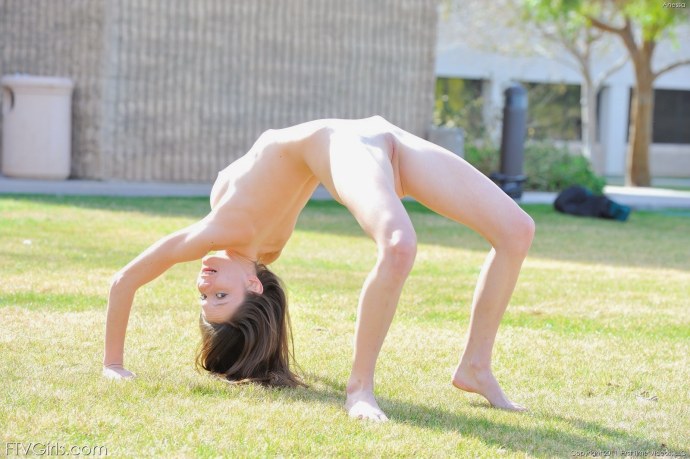 Голые гимнастки на мостике