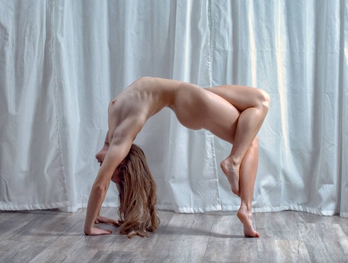 Голые гимнастки рачком