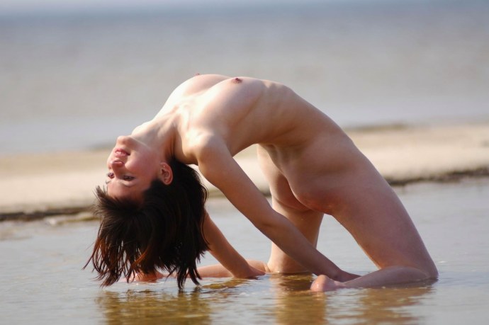 Голые гимнастки на мостике