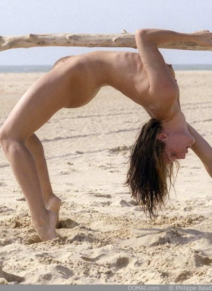 Голая блондинка на мостике