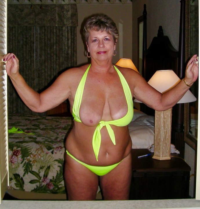 Пухлые бабушки в бикини