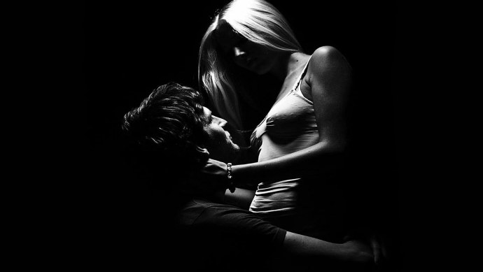 Парень и девушка на темном фоне