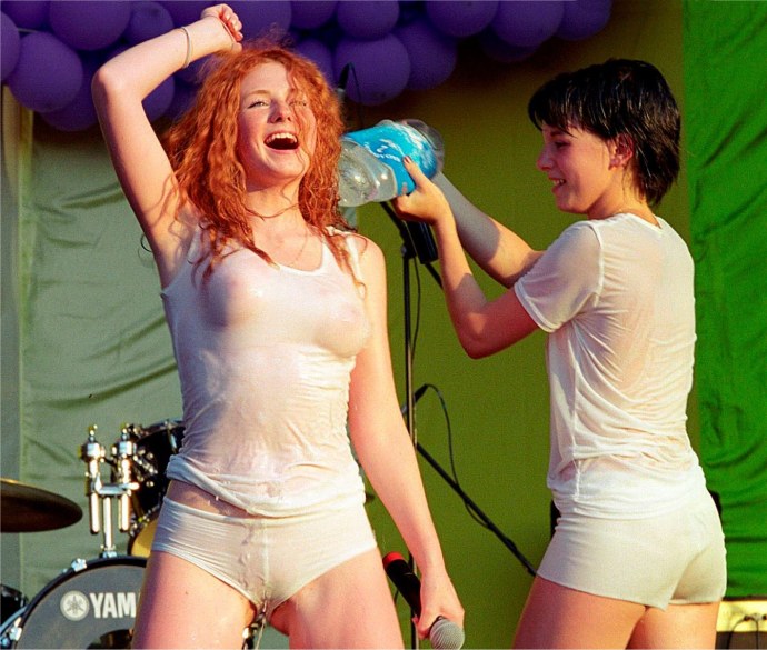 Дарья Чаруша в юбке