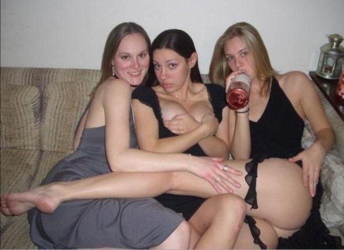 Голые женщины с бутылкой в вагине