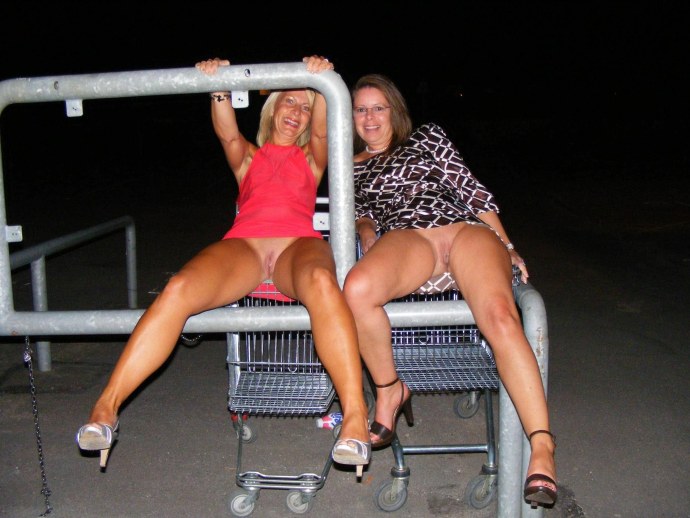 Девушки без трусиков под юбкой