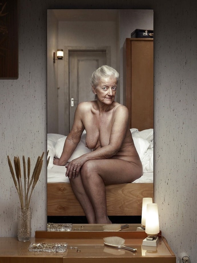Пожилые женщины натурщицы ню