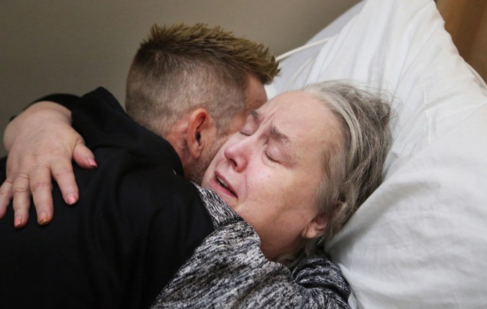 Бабушка спит с внуком