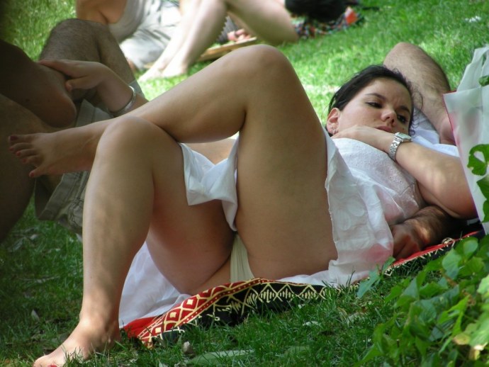 Трусики под юбкой подсмотренное