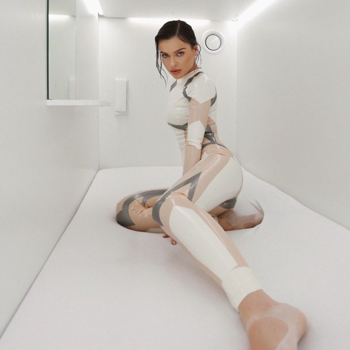 Софья Темникова декольте