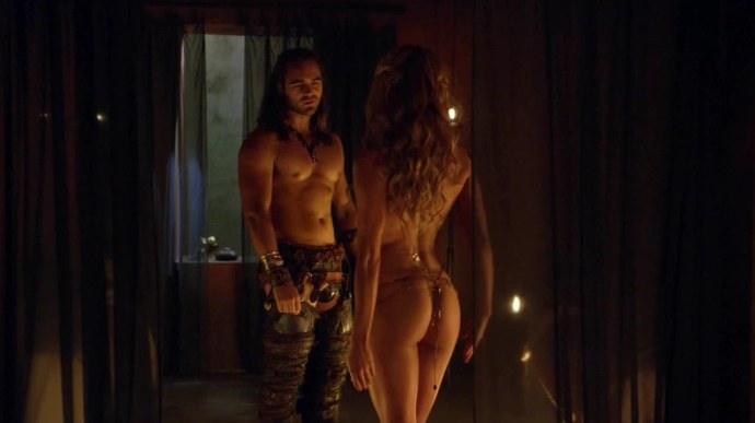 Джессика паре (Jessica paré) голая в фильме "машина времени в джакузи"