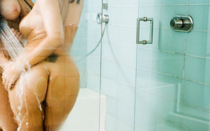 Молодые девушки в душевой