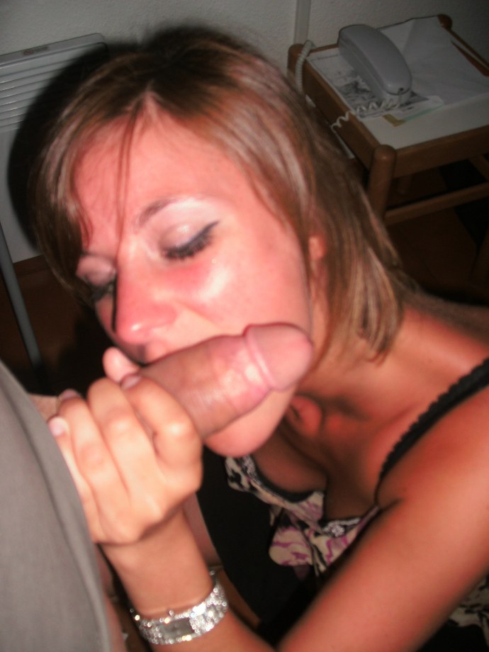 Нимфоманка раздвинула ноги домашнее