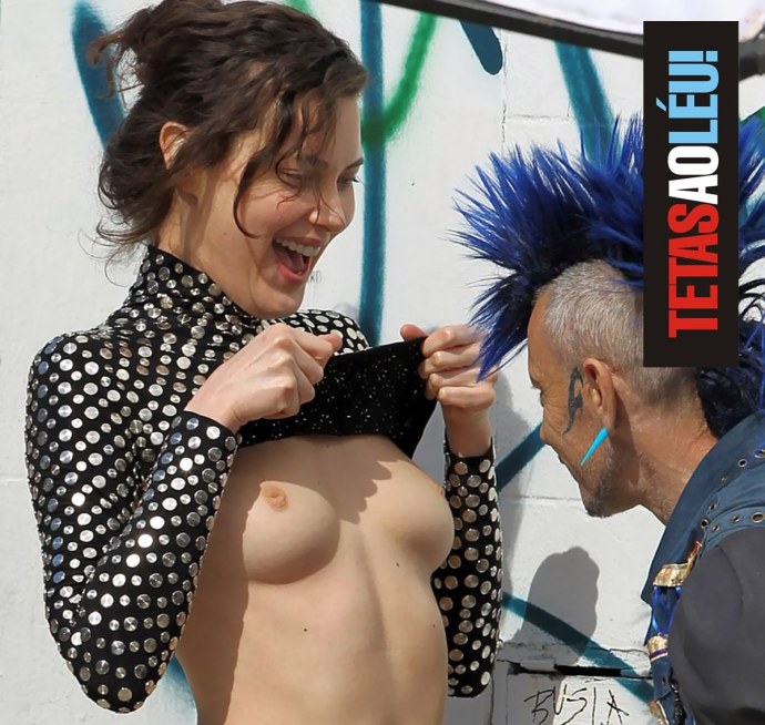 Пьяные девушки показывают сиськи