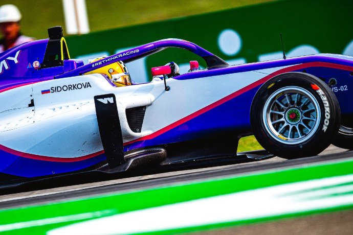 Ира Сидоркова гонщица