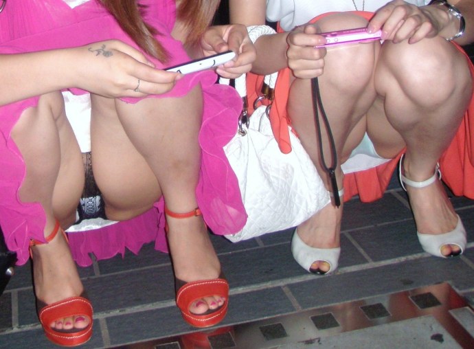 Подглядывание под юбку без трусов