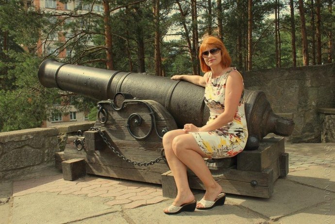 Молодые девушки загорают