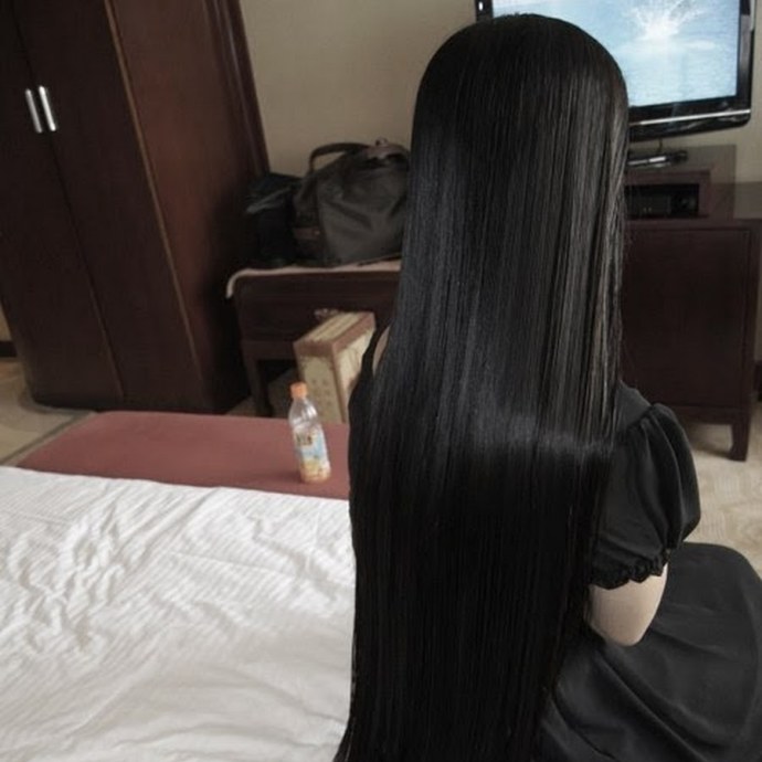 Брюнетка с черными длинными волосами