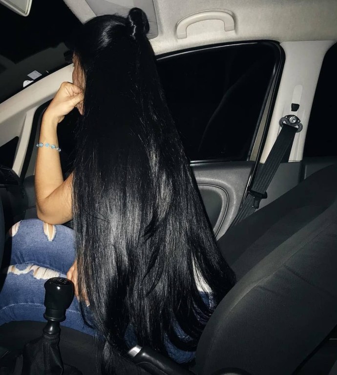 Девушка брюнетка с длинными волосами