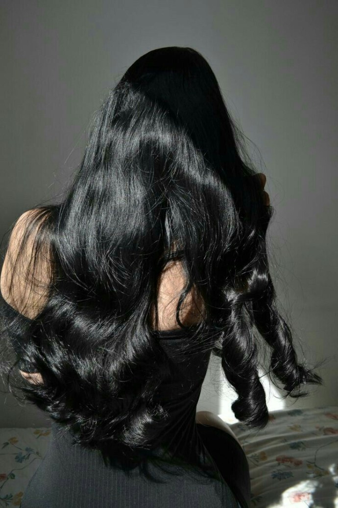 Густые черные волосы