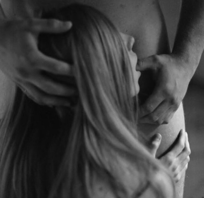 Держит девушку за воло ы