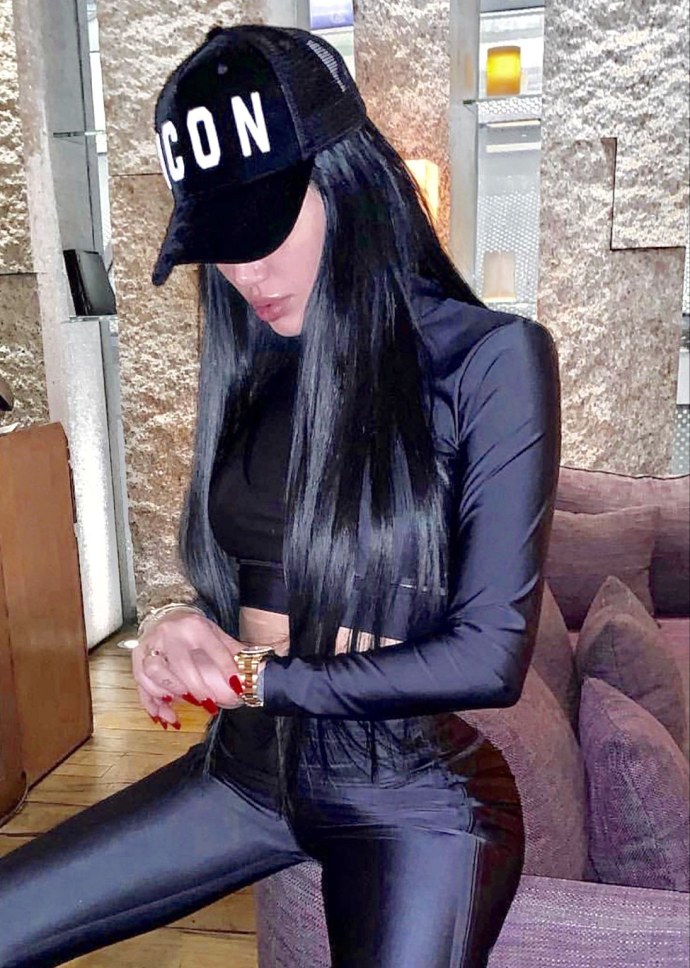 Брюнетка в бейсболке