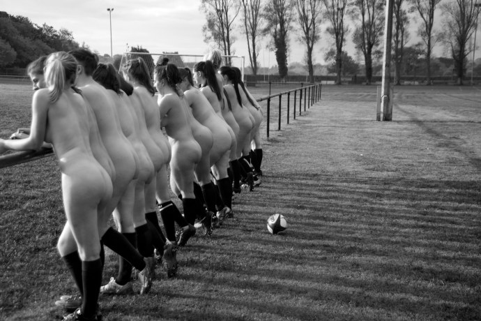 Голая женщина бежит по дороге