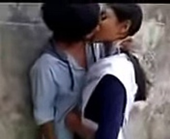 Поцелуи в школьном туалете