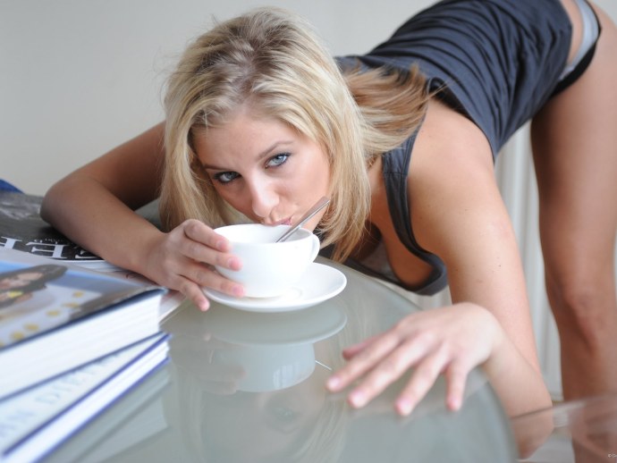 Девушка пьет чай