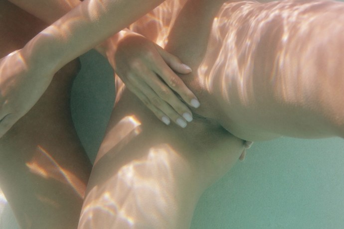 Голые спортсменки в воде