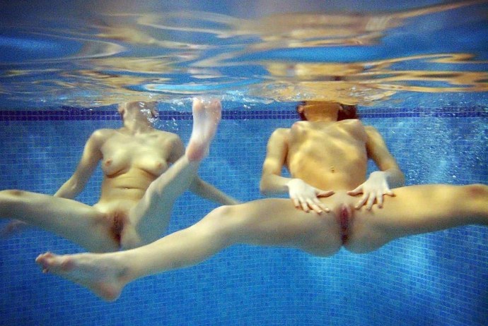Голые пловчихи под водой
