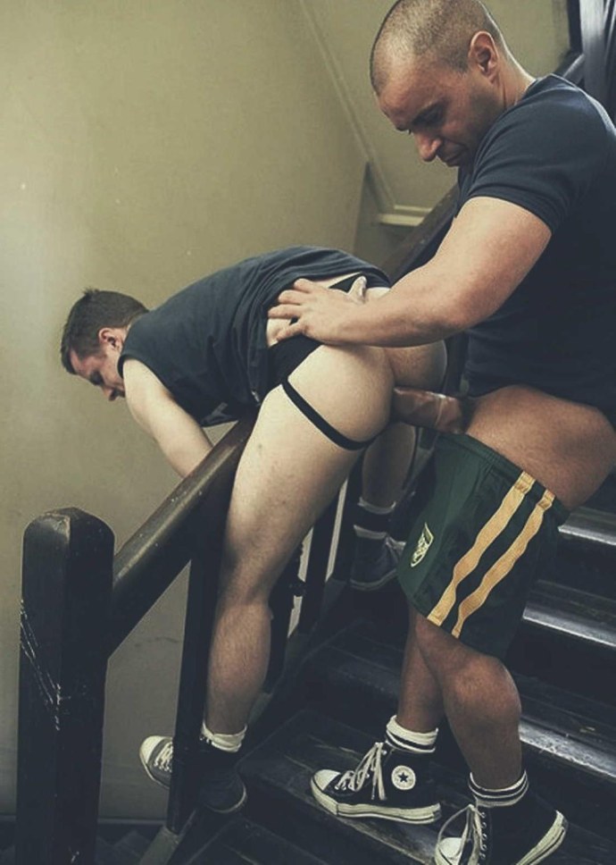 Парни ебутся в подъезде