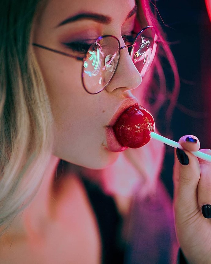 Блондинка с леденцом во рту