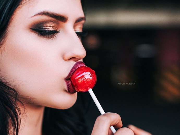 Девушка с Чупа чупсом во рту