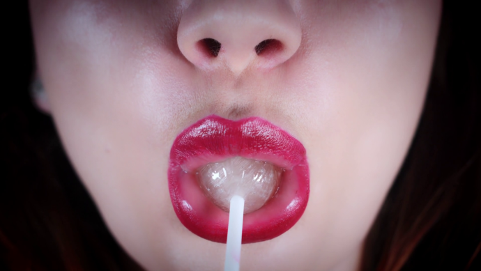 Поп арт девушка с леденцом