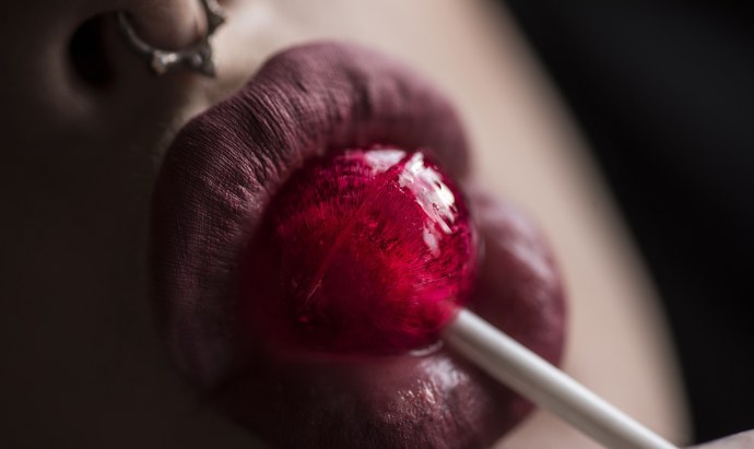 Девочка с чупачупсом