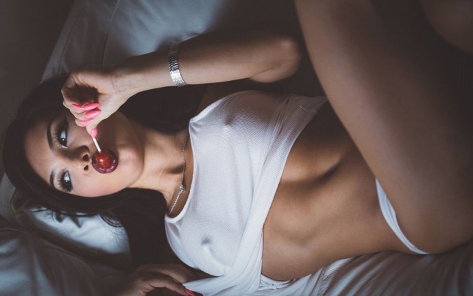 Губы девушки с Чупа чупсом