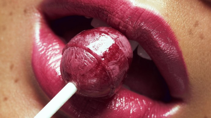 Девушка с Чупа чупсом во рту