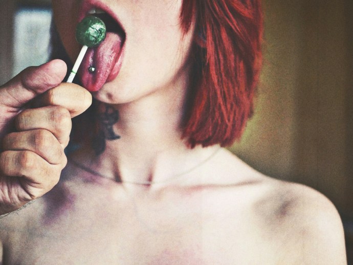 Девушка облизывается