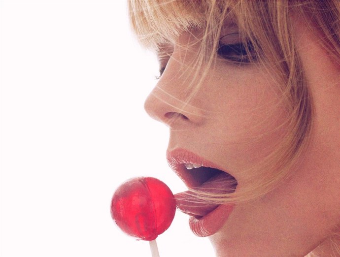 Девочка с чупачупсом во рту