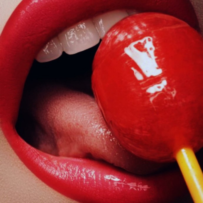 Облизывает Чупа Чупс