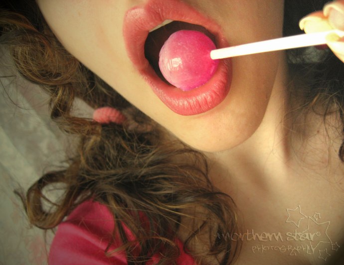 Девушка с чупачупсом