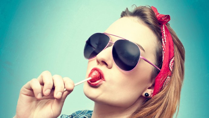 Девушка с Чупа чупсом