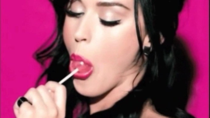 Девушка облизывает мороженое